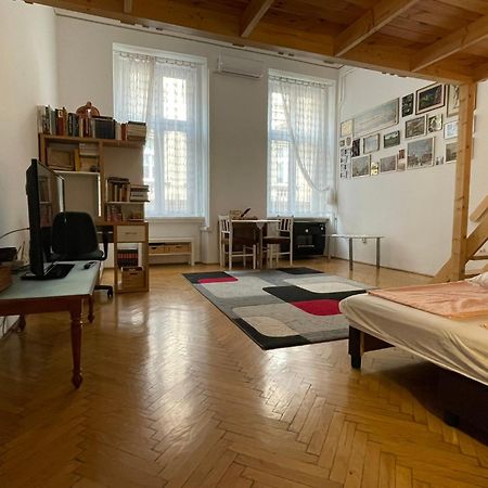 Andrassy Adventures Apartamento Budapeste Exterior foto