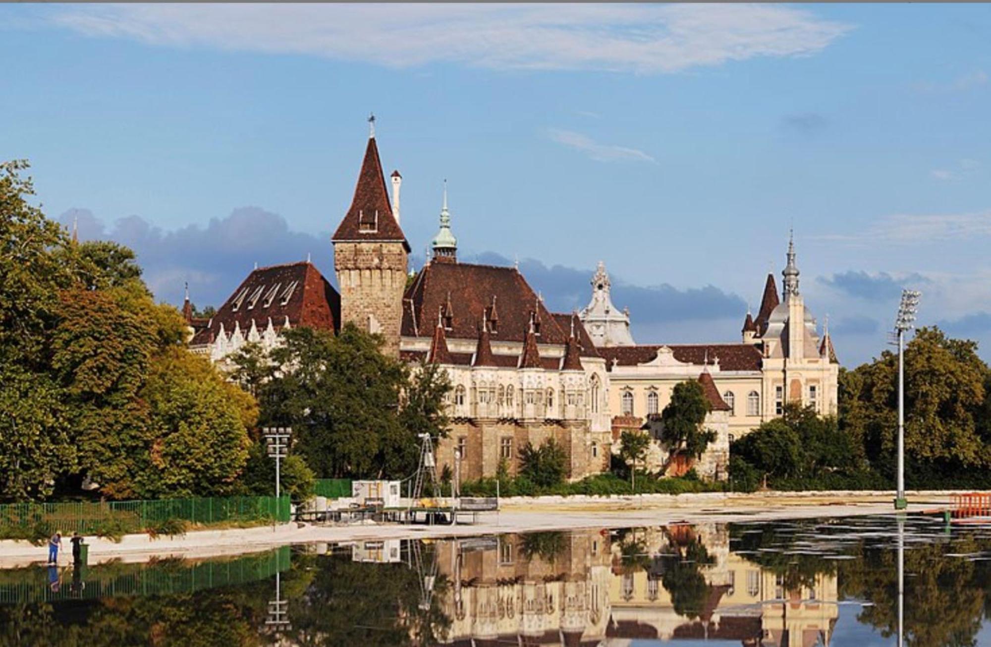 Andrassy Adventures Apartamento Budapeste Exterior foto
