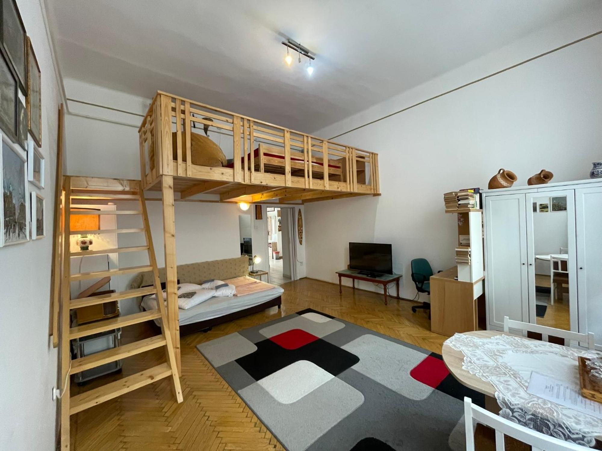 Andrassy Adventures Apartamento Budapeste Exterior foto